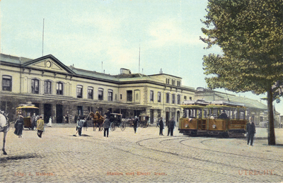 2500 Gezicht op het Stationsplein te Utrecht met links het Centraal Station.
